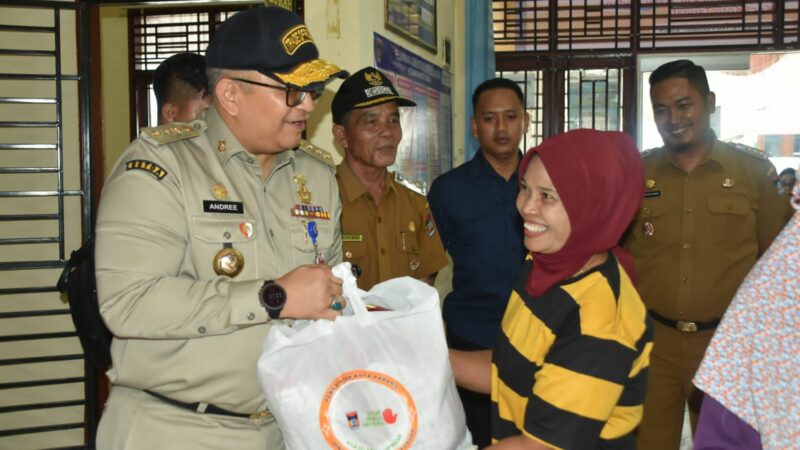 Pj Wako Padang Salurkan Bantuan Beras untuk Warga Balai Gadang