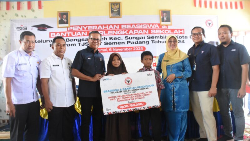 Semen Padang Salurkan Beasiswa dan Perlengkapan Sekolah untuk Pelajar di Kota Dumai