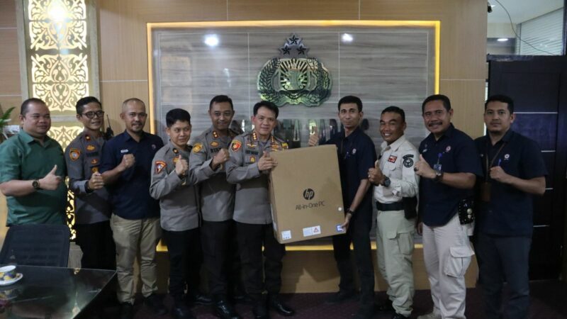Dukung Layanan Pengaduan Masyarakat, PT Semen Padang Bantu 8 Unit Komputer untuk Polresta Padang