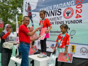 Ajak Atlet Terus Berlatih, Dirut PT Semen Padang Tutup Kejurnas Tenis Junior
