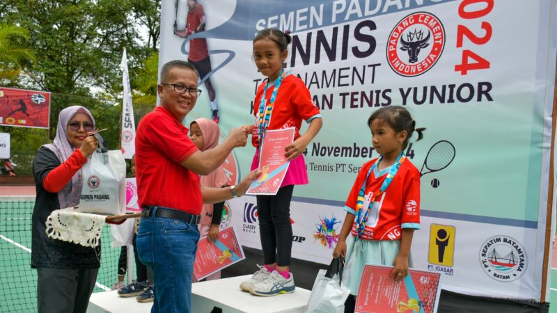 Ajak Atlet Terus Berlatih, Dirut PT Semen Padang Tutup Kejurnas Tenis Junior