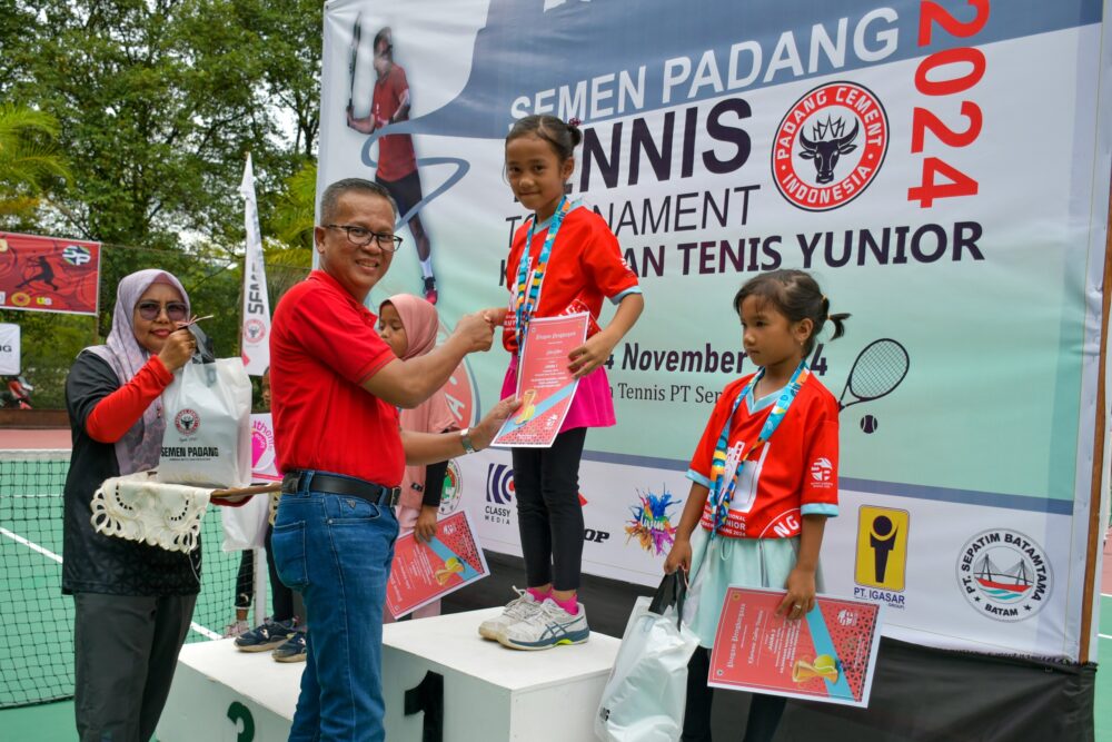 Ajak Atlet Terus Berlatih, Dirut PT Semen Padang Tutup Kejurnas Tenis Junior