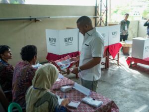 Pilkada Serentak 2024, Wagub Sumbar Audy Joinaldy Berikan Hak Suara di TPS 02 Flamboyan