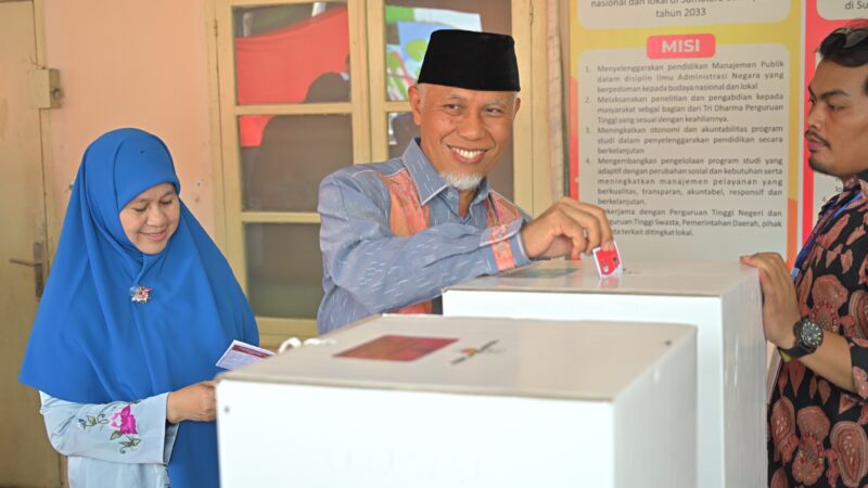 Didampingi Istri, Gubernur Mahyeldi Nyoblos di TPS 005 Jati Baru Padang