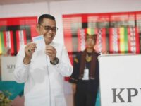 Didampingi Istri dan Anak, Epyardi Asda Mencoblos di TPS 006 Singkarak