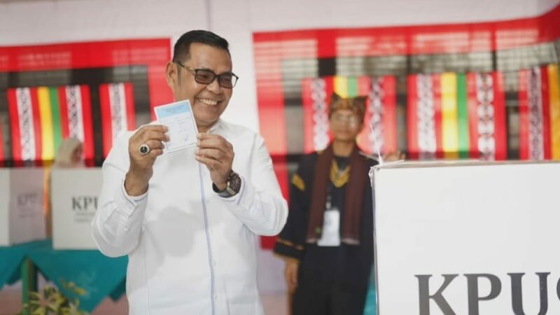 Didampingi Istri dan Anak, Epyardi Asda Mencoblos di TPS 006 Singkarak