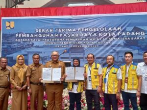 Pengelolaan Pasar Raya Padang Fase VII yang baru selesai dibangun resmi diterima Pemko Padang dari Balai Prasarana Permukiman Wilayah (BPPW)