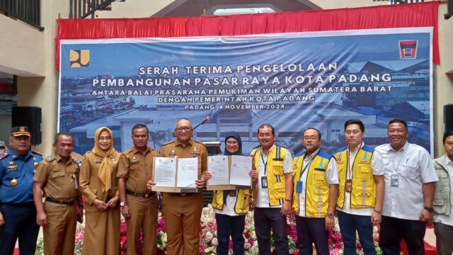 Pengelolaan Pasar Raya Padang Fase VII yang baru selesai dibangun resmi diterima Pemko Padang dari Balai Prasarana Permukiman Wilayah (BPPW)