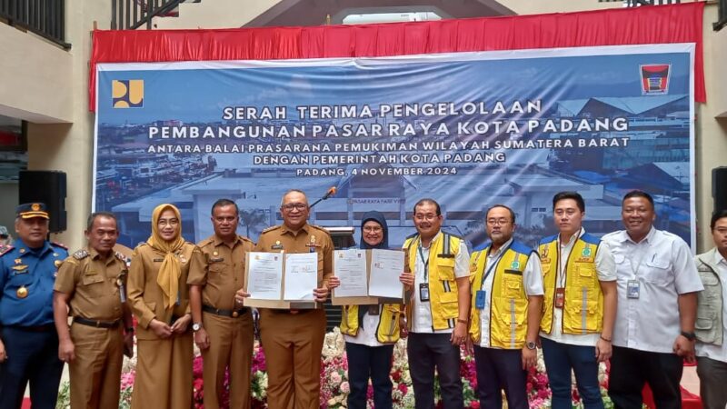 Pengelolaan Pasar Raya Padang Fase VII yang baru selesai dibangun resmi diterima Pemko Padang dari Balai Prasarana Permukiman Wilayah (BPPW)