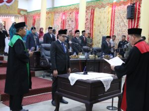 Ketua Pengadilan Negeri (PN) Kelas I B Pariaman, Dedi Kuswara melantik Yogi Firman sebagai Wakil Ketua DPRD Kota Pariaman masa jabatan.