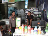 Polres Pasaman Barat bersama Dinas Koperindag Pasbar melakukan pengecekan ketersediaan dan pengawasan pendistribusian pupuk bersubsidi