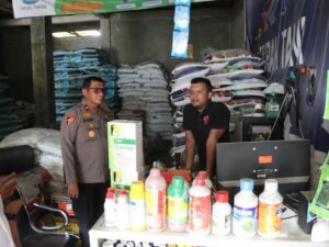 Polres Pasaman Barat bersama Dinas Koperindag Pasbar melakukan pengecekan ketersediaan dan pengawasan pendistribusian pupuk bersubsidi
