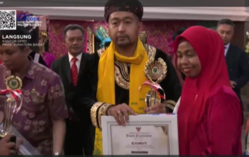 Kader Posyandu Intan Sari, Nagari Sungai Rumbai, Kabupaten Dharmasraya, Elva Wati berhasil meraih peringkat ketiga dalam penilaian