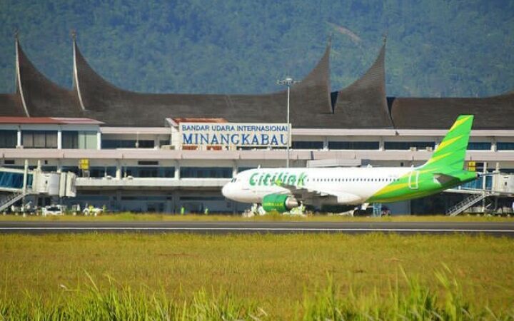 BPS Sumbar mencatat kunjungan wisatawan mancanegara (wisman) ke Sumatra Barat melalui pintu masuk Bandara Internasional Minangkabau (BIM)