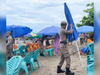 Satpol PP kembali menertibkan pedagang kaki lima (PKL) yang masih berjualan di depan Lapau Panjang Cimpago (LPC) Pantai Padang, Sabtu