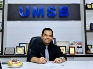 Rektor Universitas Muhammadiyah (UM) Sumatera Barat, Dr Riki Saputra MA menyerahkan insentif publikasi ilmiah sebanyak Rp413.650.000