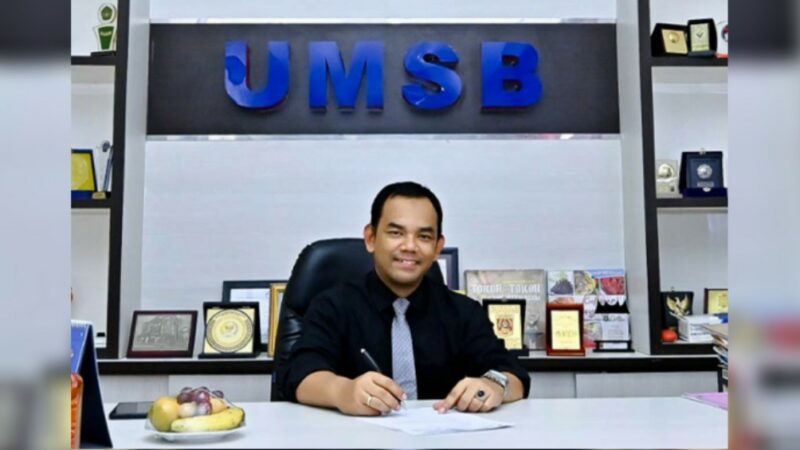 Rektor Universitas Muhammadiyah (UM) Sumatera Barat, Dr Riki Saputra MA menyerahkan insentif publikasi ilmiah sebanyak Rp413.650.000