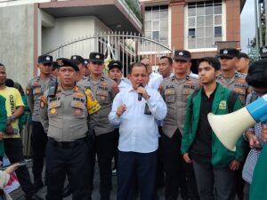 Ratusan mahasiswa Universitas Andalas (Unand) menggelar aksi demonstrasi di depan Pengadilan Negeri (PN) Padang, Senin (11/11/2024).