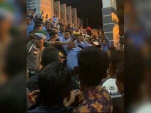 Debat Pilkada Tanah Datar putaran kedua di Gedung Marajo Dirajo, Batusangkar, Kabupaten Tanah Datar, diwarnai kericuhan pada