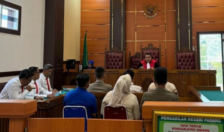 Sebanyak 10 pelanggar peraturan daerah (Perda) menjalani sidang tindak pidana ringan (tipiring) di Pengadilan Negeri Padang pada Kamis