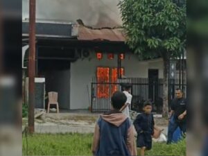 Kebakaran melanda sebuah rumah di Jalan Komplek Kehakiman, Cengkeh Blok G, Kota Padang, pada Jumat (15/11/2024). Kejadian tersebut dilaporkan pada pukul 12.43 WIB