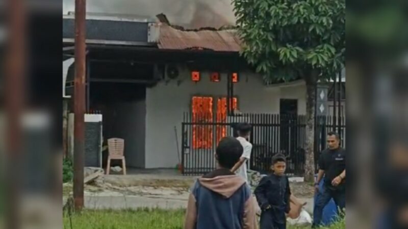 Kebakaran melanda sebuah rumah di Jalan Komplek Kehakiman, Cengkeh Blok G, Kota Padang, pada Jumat (15/11/2024). Kejadian tersebut dilaporkan pada pukul 12.43 WIB