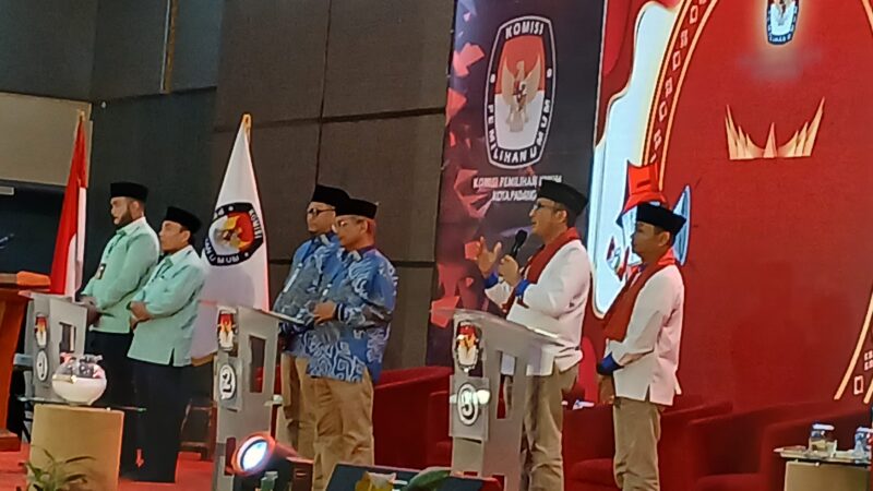 Debat publik kedua Pemilihan Kepala Daerah (Pilkada) Kota Padang digelar oleh Komisi Pemilihan Umum (KPU) Kota Padang di Hotel Truntum