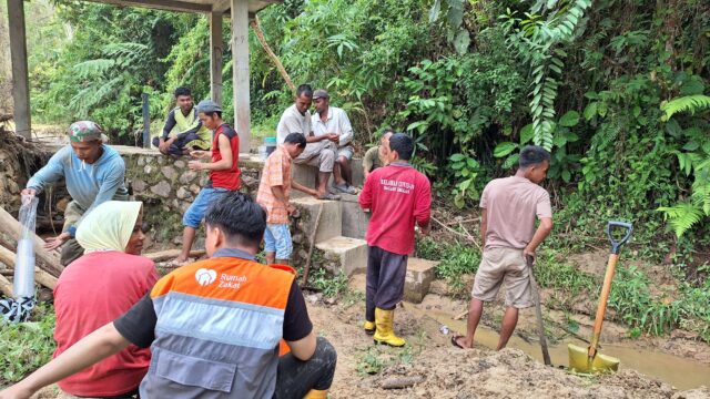 Relawan Rumah Zakat membantu pembersihan fasilitas umum dan rumah warga yang terdampak banjir bandang di sejumlah nagari di Sijunjung.