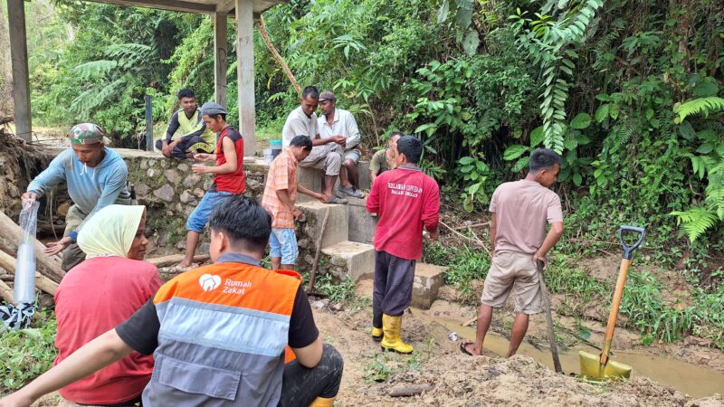 Relawan Rumah Zakat membantu pembersihan fasilitas umum dan rumah warga yang terdampak banjir bandang di sejumlah nagari di Sijunjung.