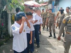 Keluyuran saat proses belajar mengajar (PBM) berlangsung, sebanyak 10 pelajar diamankan personel Satpol PP Padang pada Senin (18/11/2024).