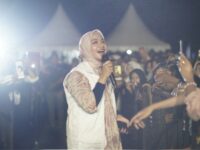 Annisa Suci Ramadhani, calon bupati Dharmasraya katakan bakal beri bantuan beasiswa sebanyak-banyaknya untuk pelajar Dharmasraya. Hal itu