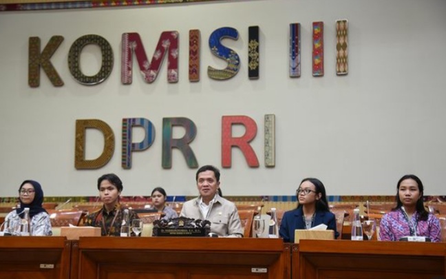 Komisi III DPR RI dijadwalkan memanggil Kapolda Sumatra Barat, Kapolres Solok Selatan, serta Kadiv Propam Polri pada Kamis (28/11/2024).