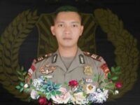 Kapolri Jenderal Pol Listyo Sigit Prabowo memberikan penghargaan berupa kenaikan pangkat anumerta kepada AKP Ryanto Ulil Anshari yang