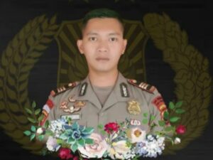 Kapolri Jenderal Pol Listyo Sigit Prabowo memberikan penghargaan berupa kenaikan pangkat anumerta kepada AKP Ryanto Ulil Anshari yang