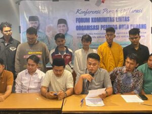 Forum Komunikasi Lintas Organisasi Pemuda dan Aktivis se-Kota Padang mendeklarasikan dukungan kepada pasangan calon Wali Kota dan Wakil