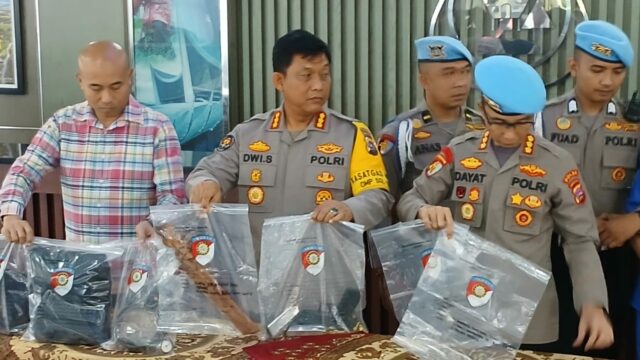 Tim penyidik Polda Sumatra Barat menemukan enam selongsong peluru di sekitar rumah dinas Kapolres Solok Selatan, yang berjarak sekitar 20-25