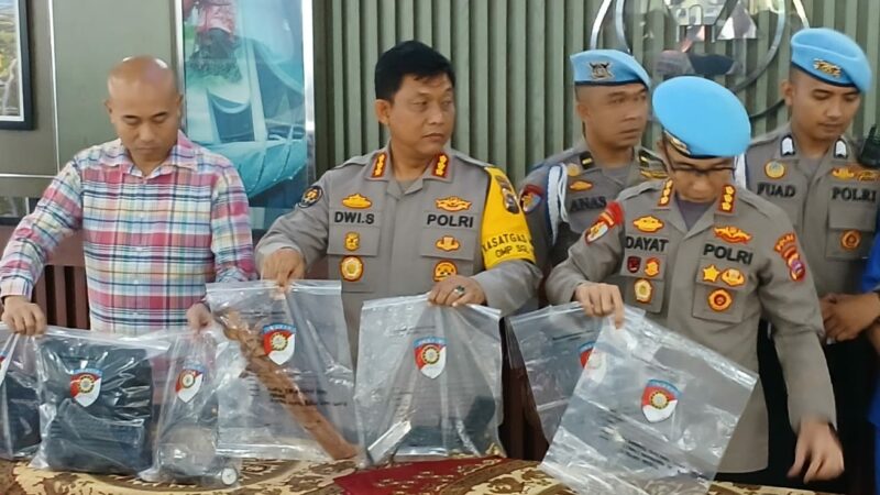 Tim penyidik Polda Sumatra Barat menemukan enam selongsong peluru di sekitar rumah dinas Kapolres Solok Selatan, yang berjarak sekitar 20-25