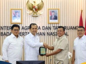 Menteri Agraria dan Tata Ruang/Kepala Badan Pertanahan Nasional (ATR/BPN), Nusron Wahid menerima kunjungan Menteri Transmigrasi