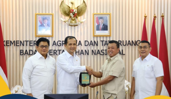 Menteri Agraria dan Tata Ruang/Kepala Badan Pertanahan Nasional (ATR/BPN), Nusron Wahid menerima kunjungan Menteri Transmigrasi