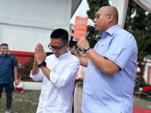 Anggota DPR asal Sumatra Barat (Sumbar) Andre Rosiade bersama anggota DPRD Padang Rachmad Wijaya membagikan ribuan paket sembako kepada warga