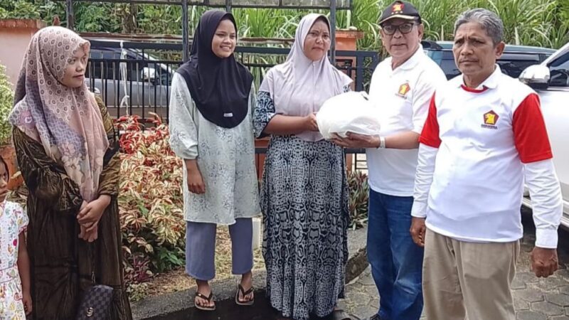 Anggota DPR RI asal Sumbar mengirimkan bantuan paket sembako untuk korban banjir bandang di Kecamatan Sumpur Kudus, Kabupaten Sijunjung,