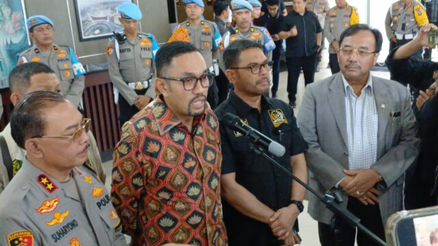 Komisi III DPR RI mendatangi Mapolda Sumatra Barat, Senin (25/11/2024). Di antara yang hadir ada wakil ketua komisi Ahmad Sahroni