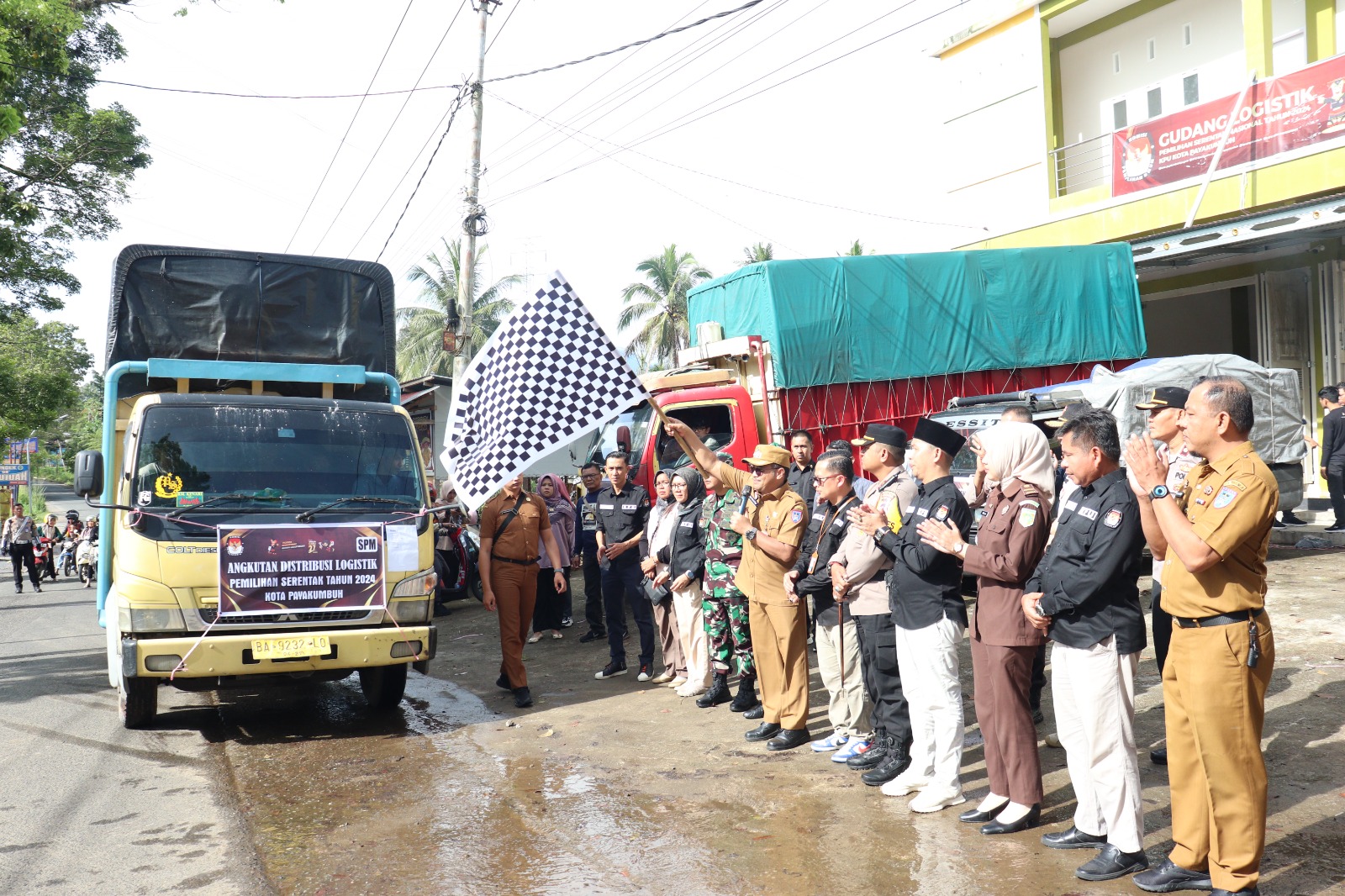 Pj Wako Payakumbuh Lepas Pendistribusian Logistik Pilkada 2024 ke-5 Kecamatan