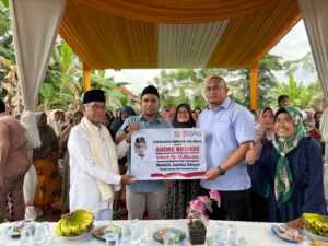 Anggota DPR RI Andre Rosiade membagikan ratusan paket sembako dan membantu rehab Musala Jamiatul Hidayah di Rawang Ketaping