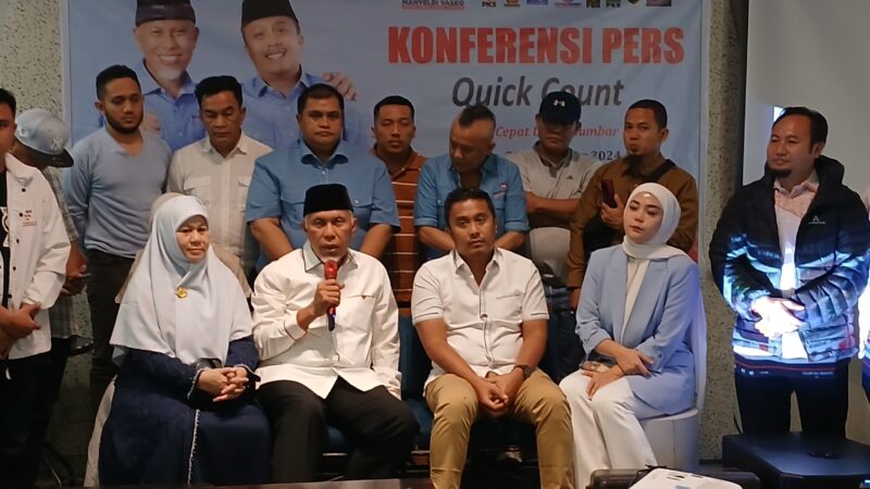 Pasangan calon gubernur dan wakil gubernur Sumatra Barat nomor urut 02, mengadakan konferensi pers hasil quick count, Rabu (27/11/2024).