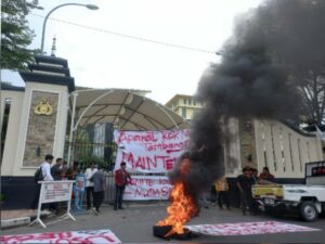 Puluhan orang dari berbagai organisasi kepemudaan (OKP) Sumatra Barat menggelar aksi unjuk rasa di depan Mapolda Sumbar