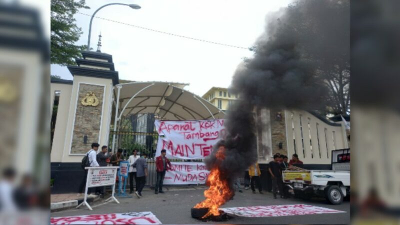 Puluhan orang dari berbagai organisasi kepemudaan (OKP) Sumatra Barat menggelar aksi unjuk rasa di depan Mapolda Sumbar