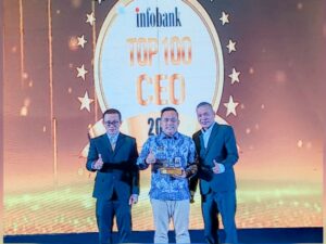 Direktur Utama (Dirut) Bank Nagari Gusti Candra meraih penghargaan “Top 100 CEO 2024” dalam ajang bertajuk “Top 100 CEO & The 200 Leader