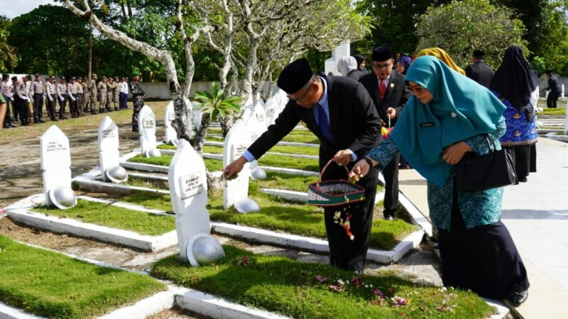 Pemda Tanah Datar Gelar Upacara dan Ziarah ke TMP dalam Rangka Hari Pahlawan Nasional