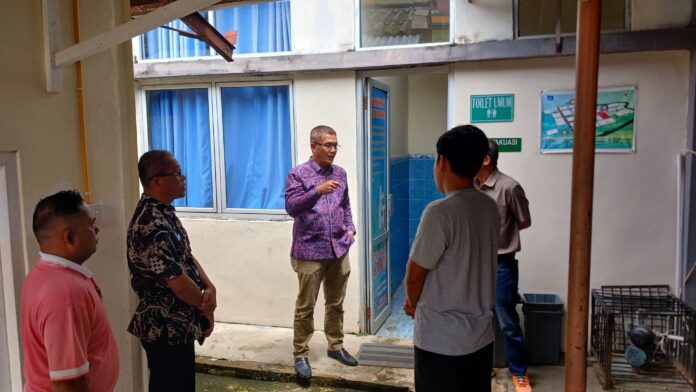 Sekda Payakumbuh, Rida Ananda melakukan inspeksi mendadak (sidak) di Rumah Sakit Umum Daerah (RSUD) dr Adnaan WD pada Kamis (7/11/2024).